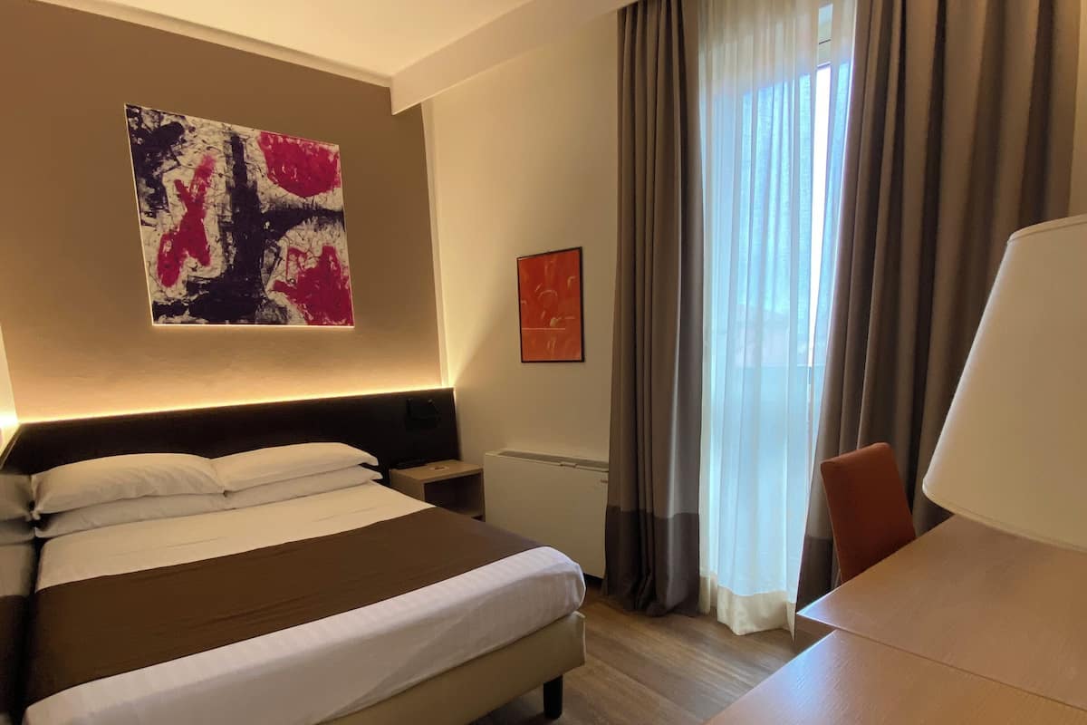 1 habitación, cubrecamas, minibar y escritorio 