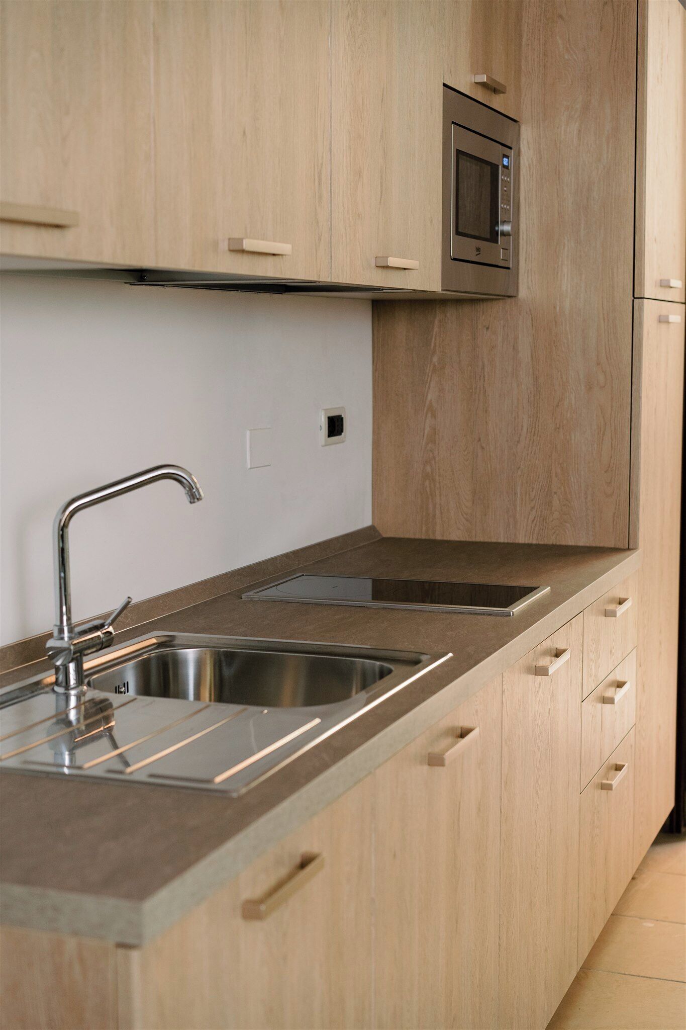 coffee/tea maker, electric kettle, freezer