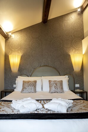 Triple Room | Minibar, in-room safe, desk, blackout drapes