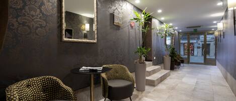 Lobby-lounge