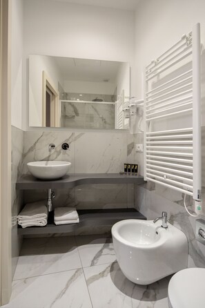 Triple Room | Bathroom | Shower, free toiletries, hair dryer, towels