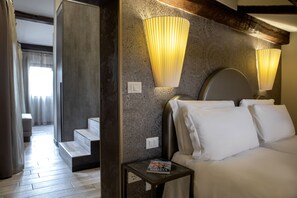 Driepersoonskamer | Een minibar, een kluis op de kamer, een bureau, verduisterende gordijnen