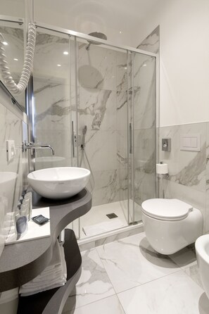 Habitación doble superior | Baño | Regadera, amenidades de baño gratuitas, secadora de cabello, toallas 