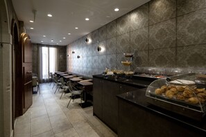 Café da manhã com buffet todos os dias mediante uma taxa