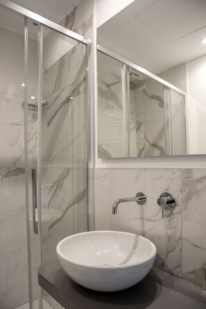 Quarto casal clássico | Banheiro | Chuveiro, produtos de toalete grátis, secador de cabelo 