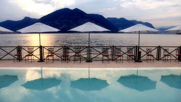 2 Außenpools, Sonnenschirme, Liegestühle