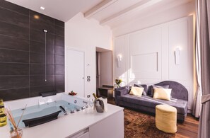 Jetted bathtub