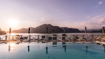 2 piscine all'aperto, ombrelloni da piscina, lettini