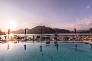 2 piscinas al aire libre, sombrillas, sillones reclinables de piscina