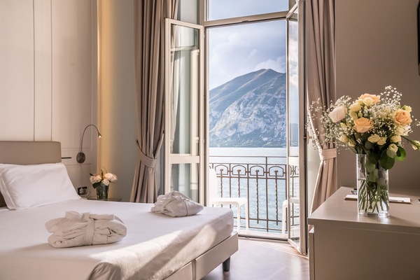 Deluxe Double Room, Balcony, Lake View | Minibar, in-room safe, desk, laptop workspace