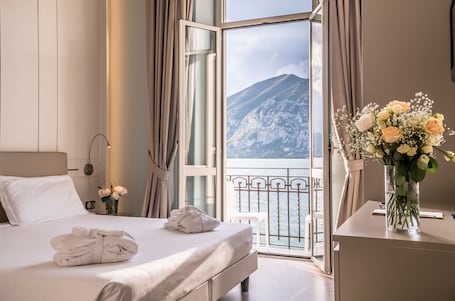 Habitación Deluxe doble, balcón, vistas al lago | Minibar, caja fuerte, escritorio y espacio para trabajar con un portátil. Hotel Araba Fenice