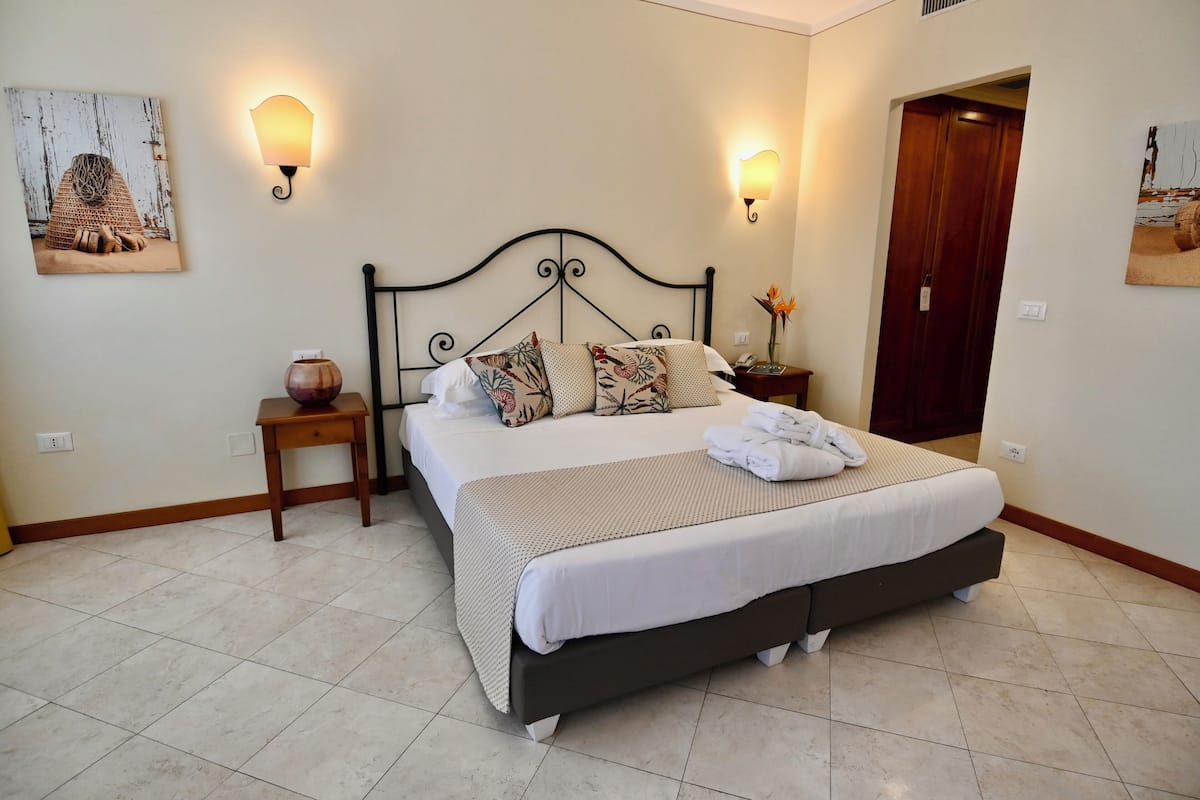 Allergitestade sängkläder, minibar och värdeförvaringsskåp på rummet