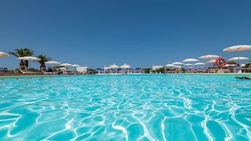 Piscine extérieure, parasols de plage, chaises longues