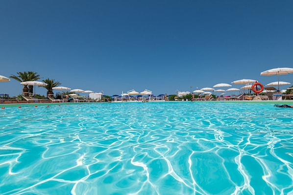 Piscine extérieure, parasols, chaises longues