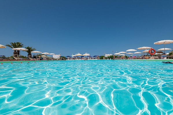 Piscine extérieure, parasols de plage, chaises longues