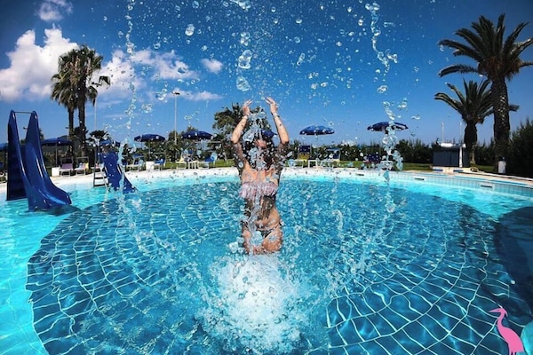 Piscina all'aperto, ombrelloni da piscina, lettini