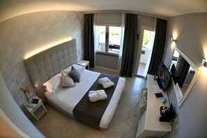 Kamar Triple (Prestige) | Seprai antialergi, minibar, brankas, dan meja kerja