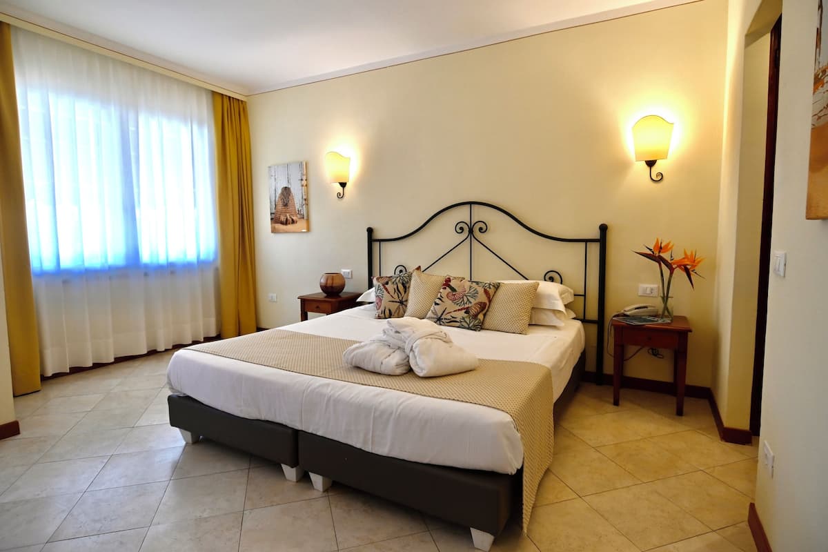 Allergitestade sängkläder, minibar och värdeförvaringsskåp på rummet