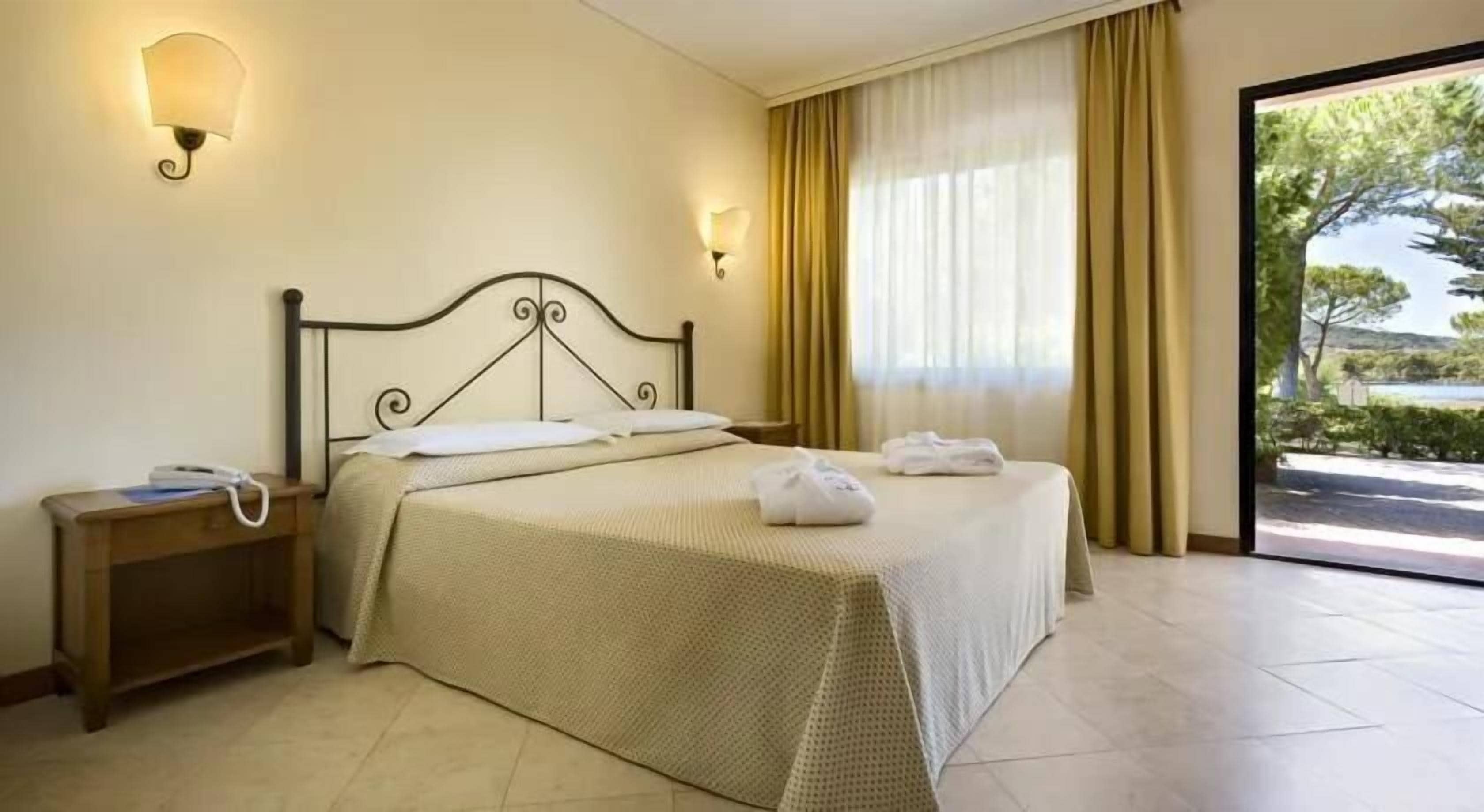 Classic Room, Mobility Accessible, Ground Floor | Hypo-allergenic bedding, minibar, in-room safe, desk