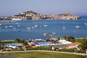 Pantai pribadi di sekitar, kursi berjemur, dan payung pantai