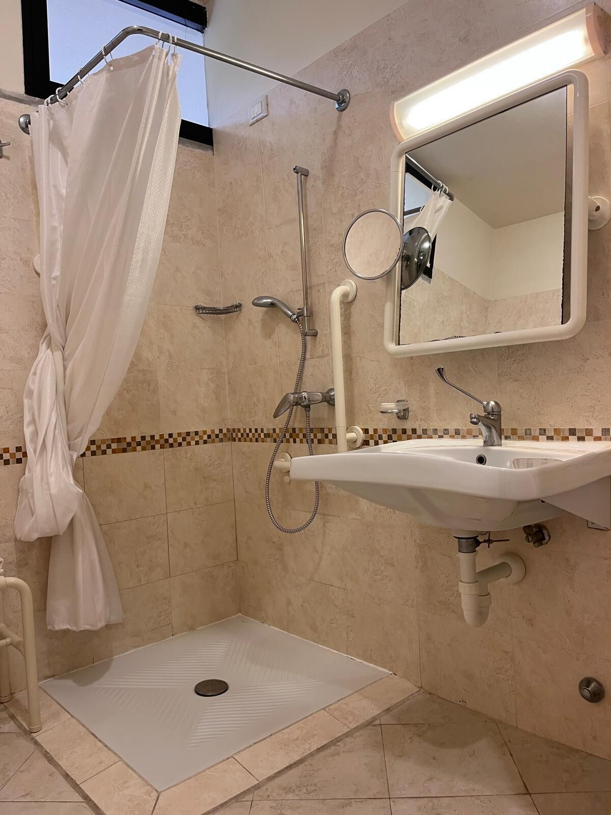 classic room, mobility accessible, ground floor | bathroom | shower, free toiletries, hair dryer, bidet