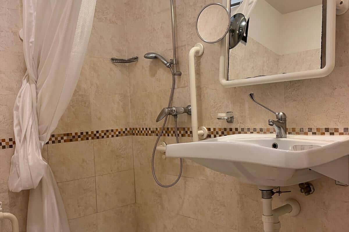 classic room, mobility accessible, ground floor | bathroom | shower, free toiletries, hair dryer, bidet