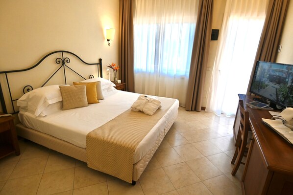 Kamar Triple Comfort | Seprai antialergi, minibar, brankas, dan meja kerja