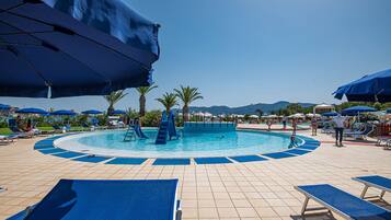 Utendørsbasseng, bassengparasoller og solsenger