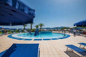 Piscina externa, guarda-sóis, espreguiçadeiras