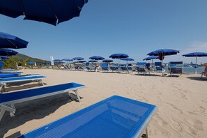 Plage privée à proximité, chaise longue, parasol, serviettes de plage