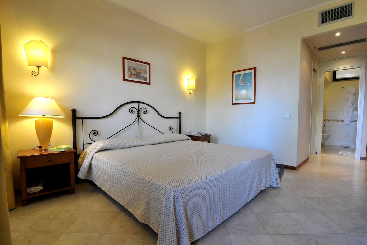Ropa de cama hipoalergénica y minibar