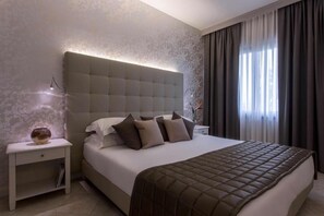 Habitación triple (Prestige) | Ropa de cama hipoalergénica, minibar, caja fuerte y escritorio