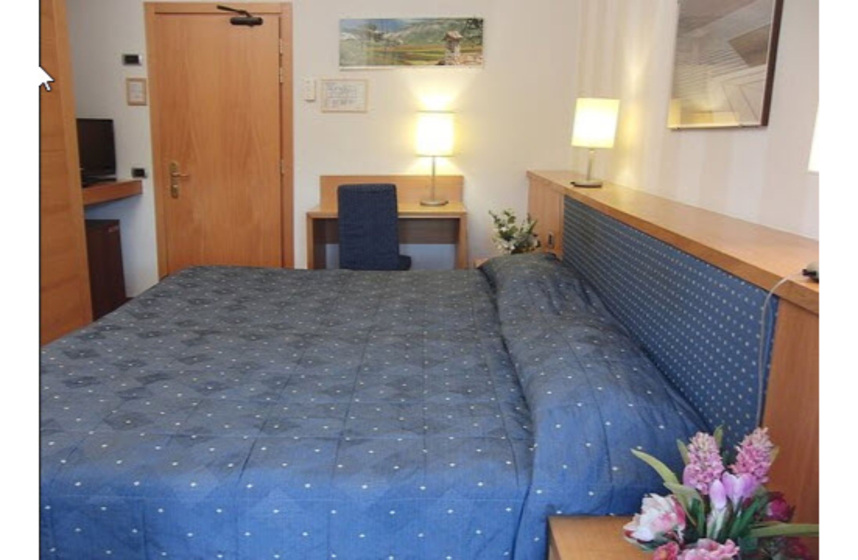 standard double or twin room | minibar, in-room safe, desk, soundproofing