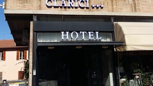 Un hotel llamado 'Clarici' con una fachada moderna, ventanas amplias y una entrada visible.