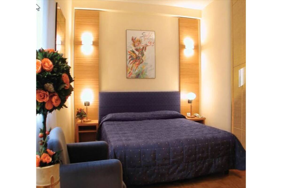 standard double or twin room | minibar, in-room safe, desk, soundproofing