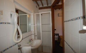 Dutxa, articles de tocador gratuïts, assecador de cabells i bidet 