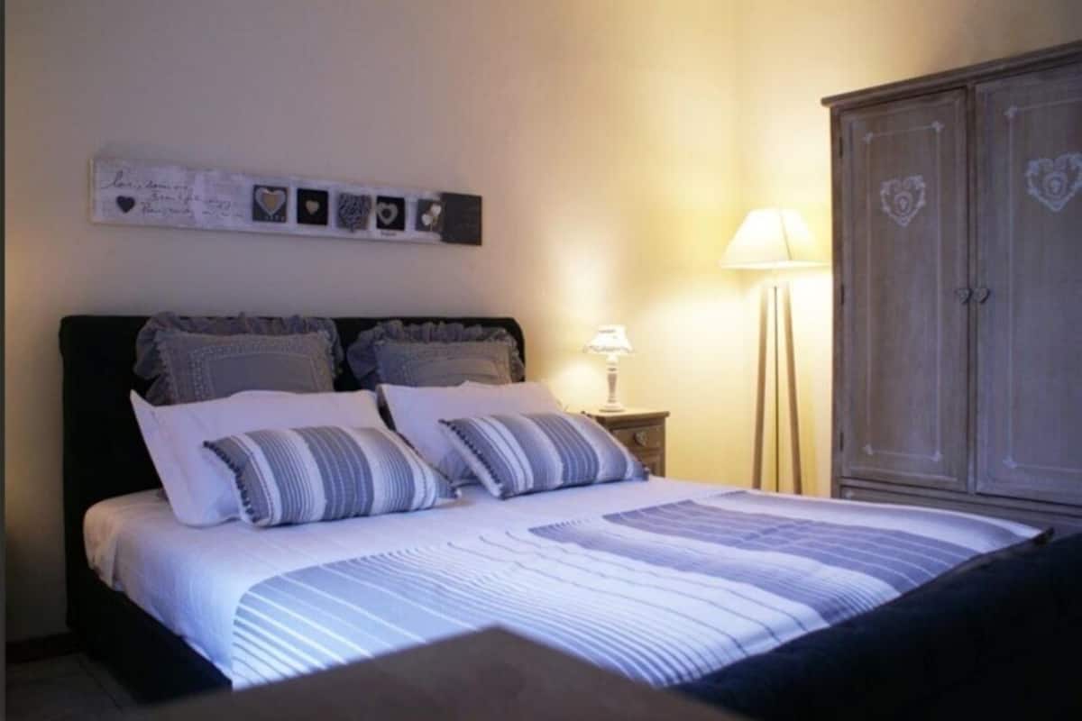Quarto premium | Edredons de pluma, cofres nos quartos, escrivaninha, Wi-Fi de cortesia