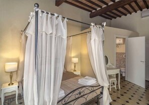 1 habitación, cubrecamas y caja de seguridad en la habitación 