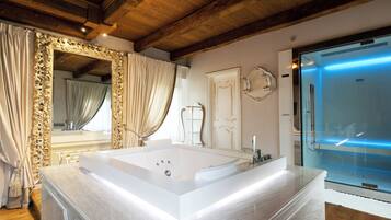 Suite Exclusive with SPA | Minibar, in-room safe, individually decorated, individually furnished