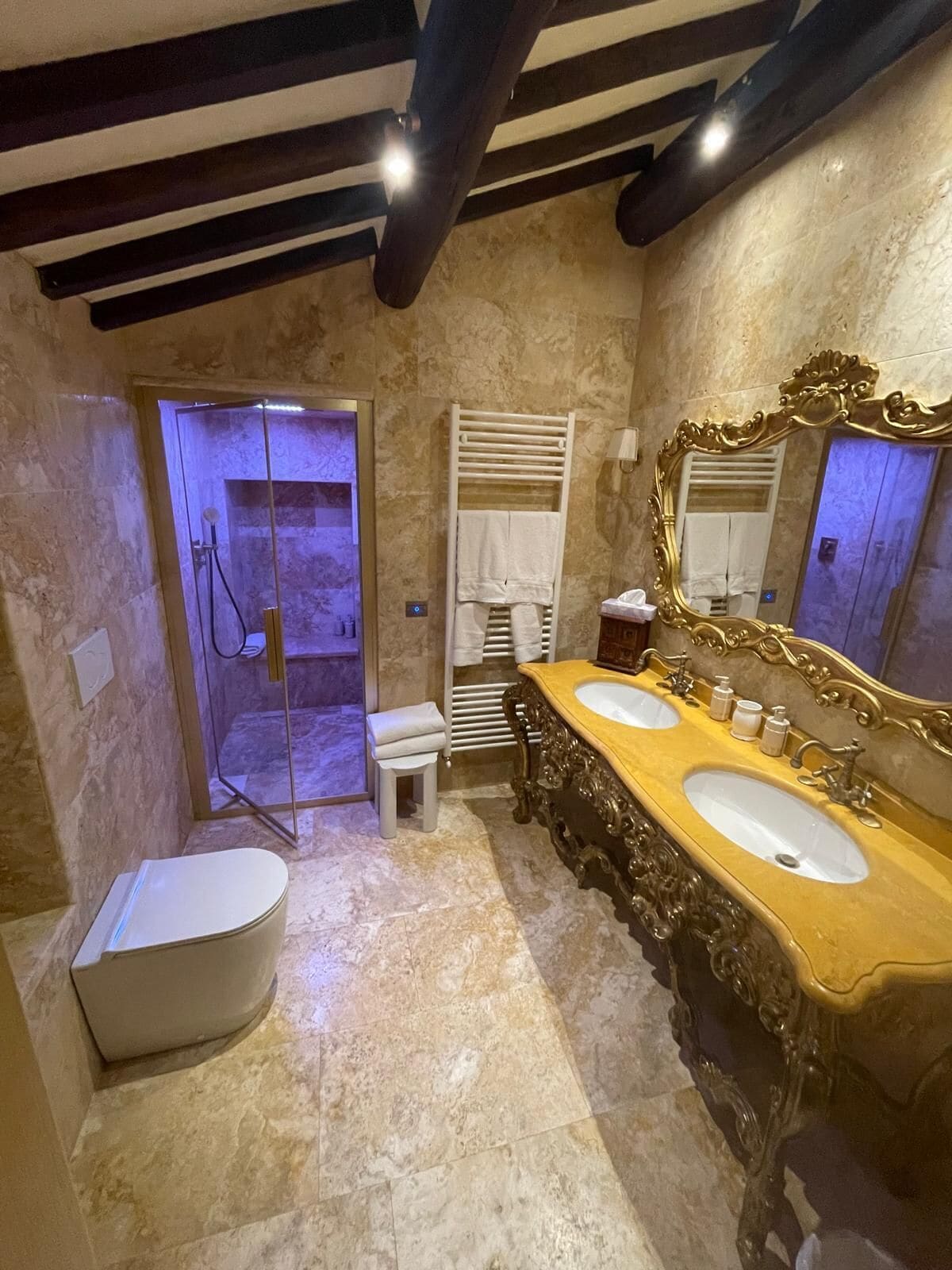 classic suite | bathroom | free toiletries, hair dryer, bathrobes, slippers