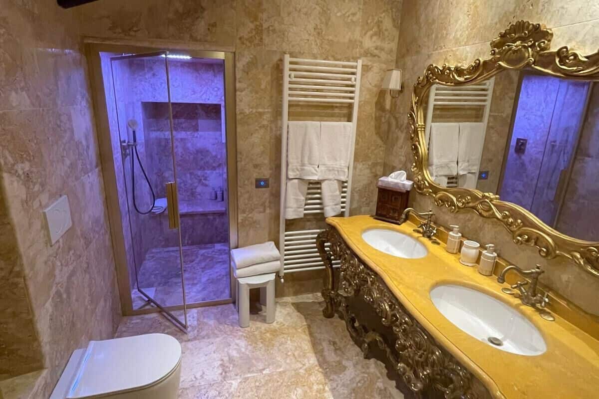 classic suite | bathroom | free toiletries, hair dryer, bathrobes, slippers