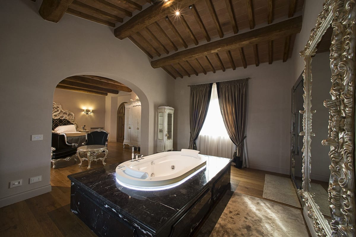 suite exclusive with spa | minibar, in-room safe, individually decorated, individually furnished