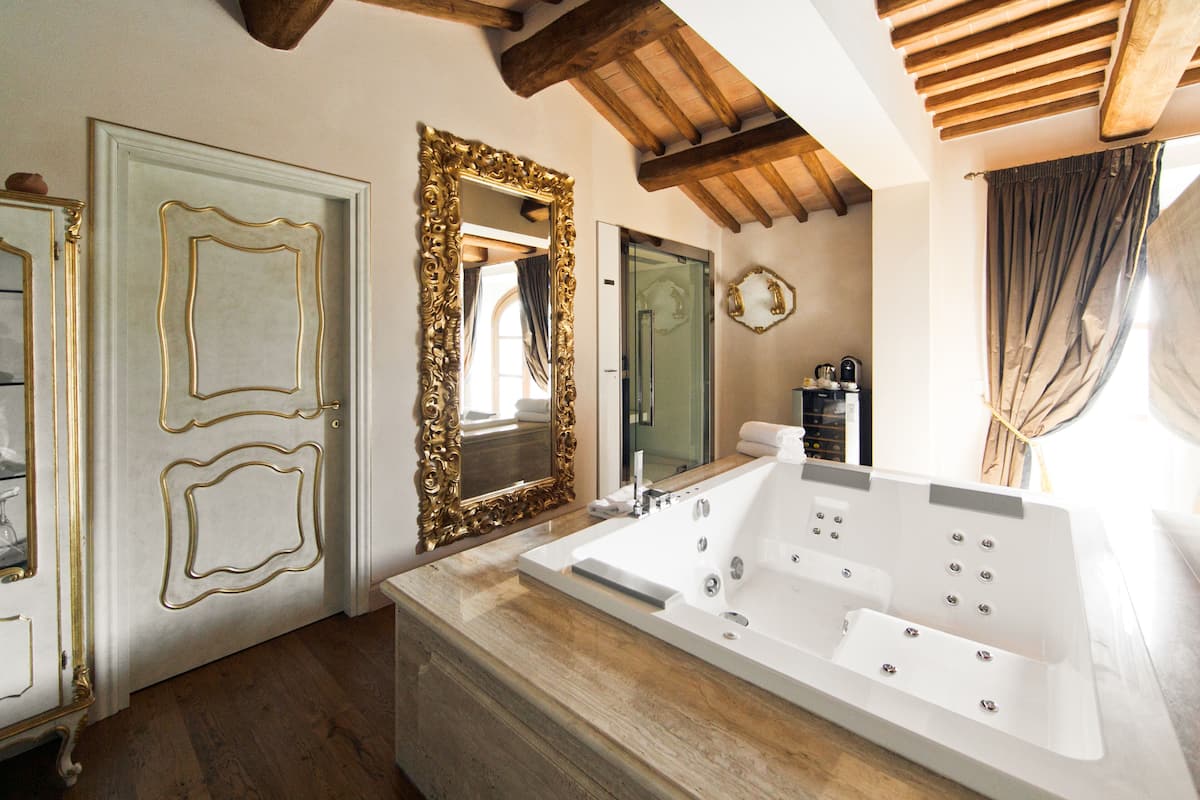 deluxe suite (spa) | minibar, in-room safe, individually decorated, individually furnished