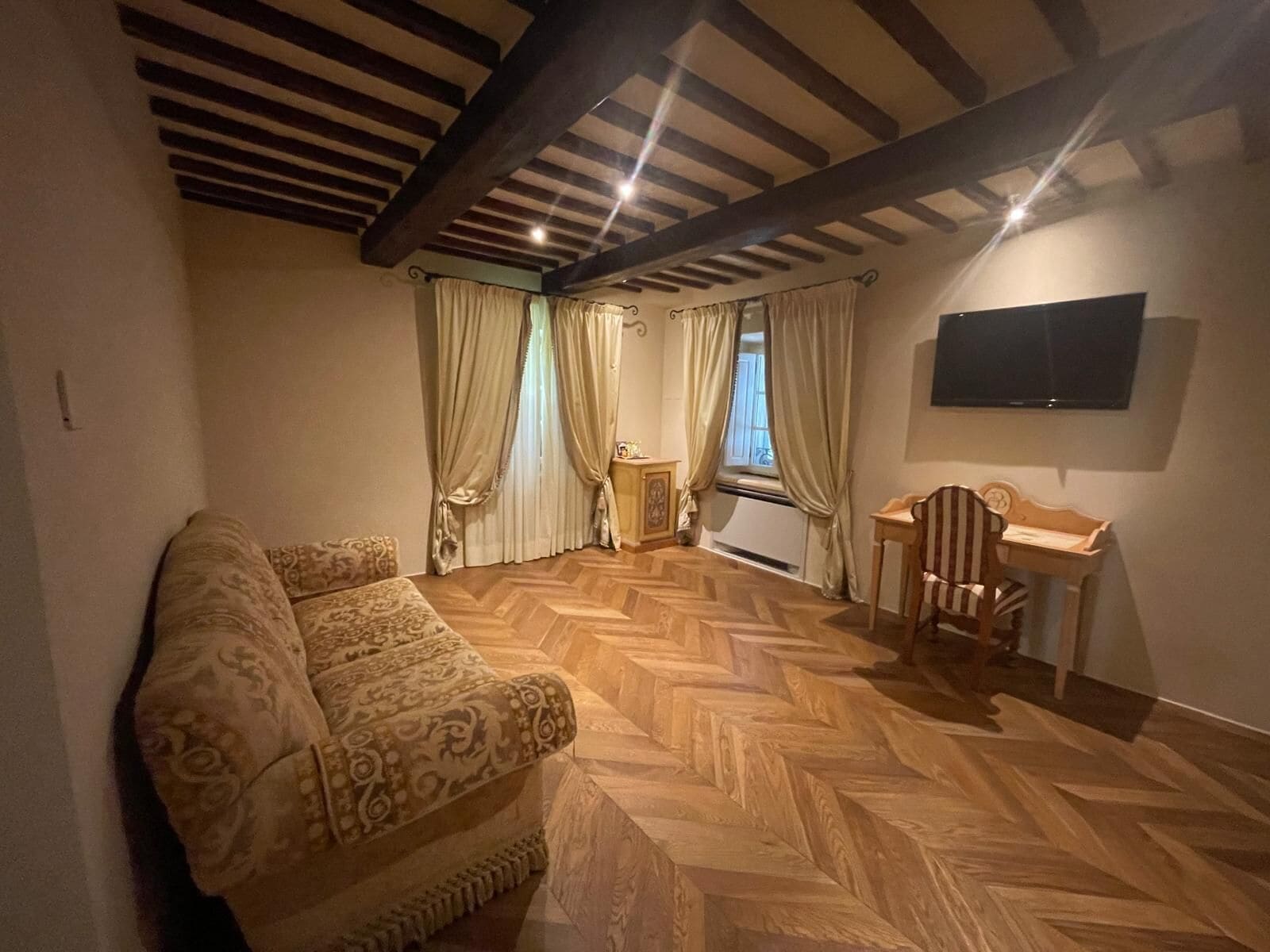 classic suite | living area | 40-inch lcd tv with satellite channels, tv