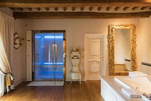 Exclusive Suite | Bathroom