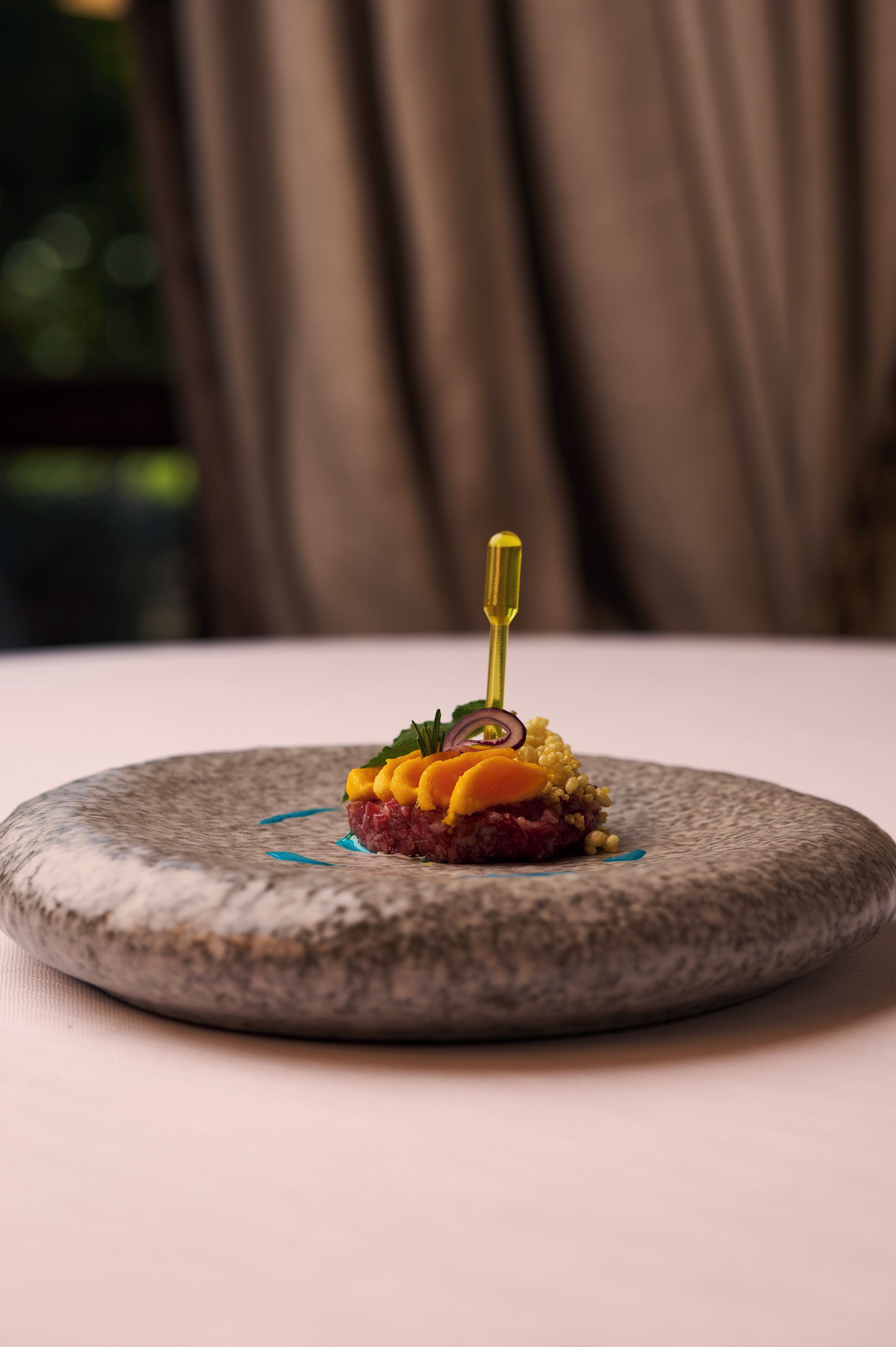 Una mesa redonda de piedra con un plato de comida.