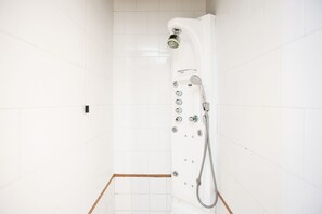 Shower, hair dryer, bidet, towels