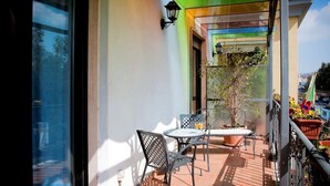 Outdoor dining - Hotel Villa Medici (Naples)