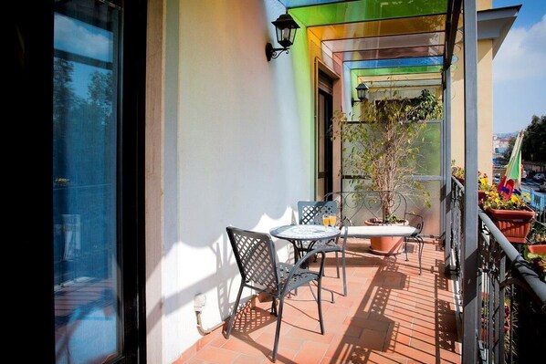 Outdoor dining - Hotel Villa Medici (Naples)