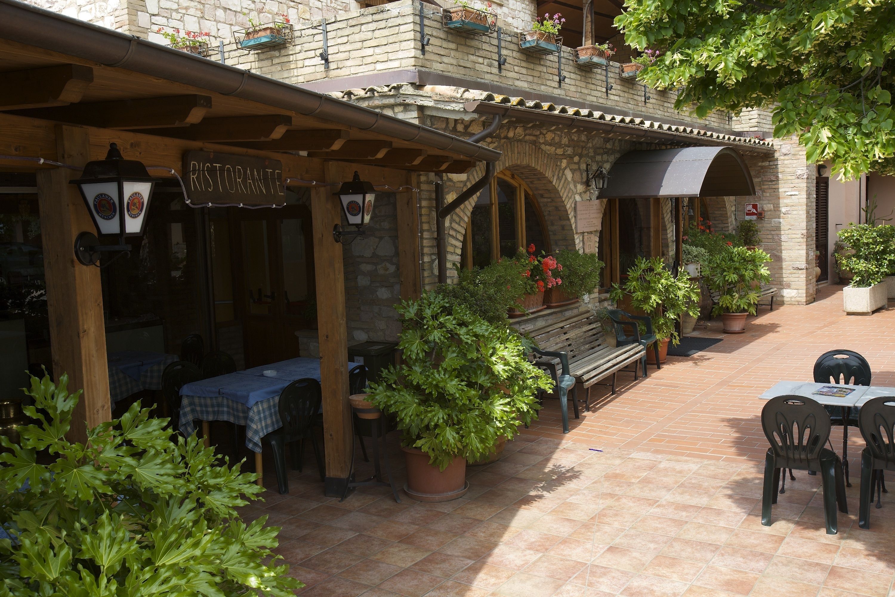 Petit déjeuner, déjeuner et dîner servis sur place, vue sur la piscine